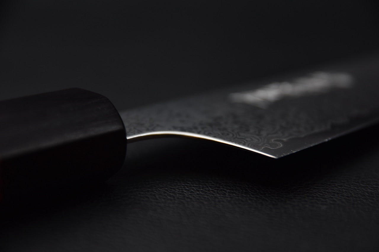 Détail de l’émouture du couteau japonais Hitohira Imojiya TH Damascus, transition entre la lame et le manche.