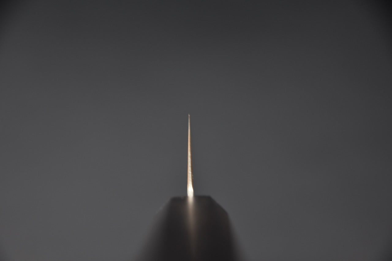 Vue frontale du tranchant japonais Hitohira Imojiya Honesuki montrant la finesse de la lame