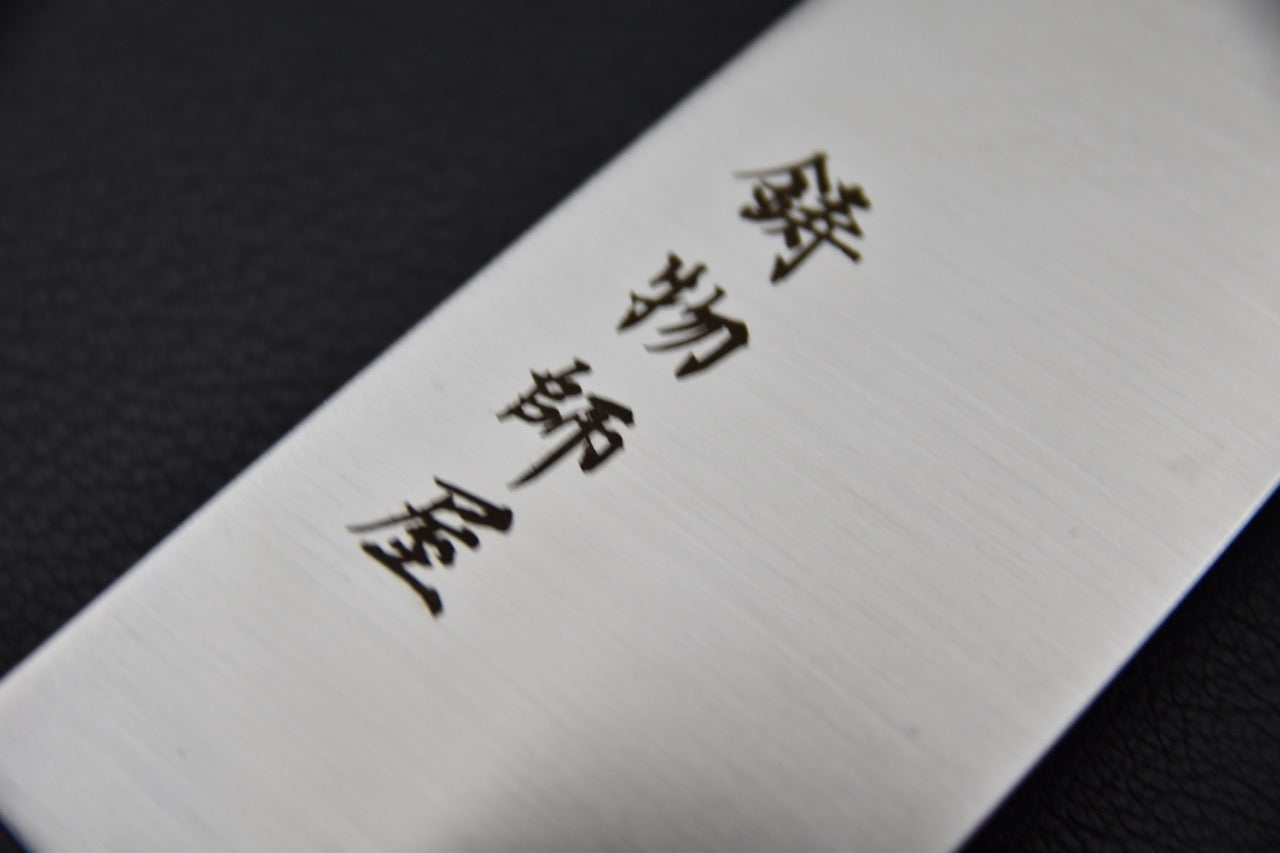 couteau japonais santoku en acier inoxydable, lame large et pointe arrondie.