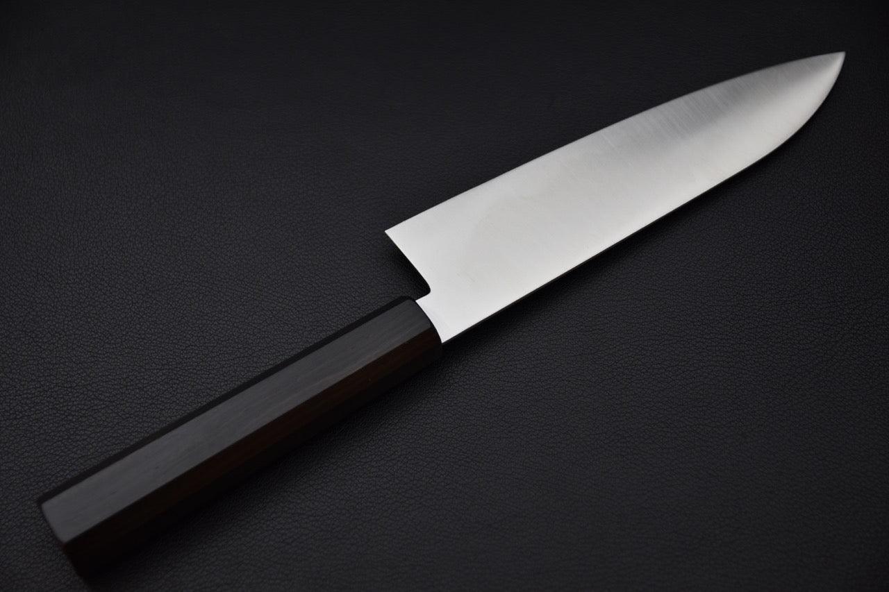 couteau japonais santoku avec détail du manche en bois foncé poli.