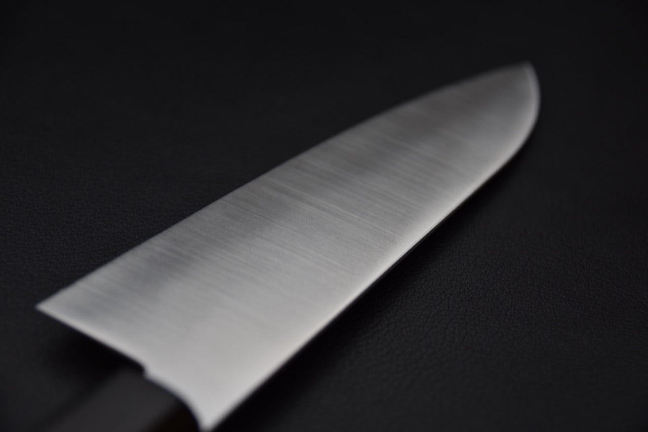 couteau japonais santoku vu de profil avec biseau symétrique et ligne fluide.