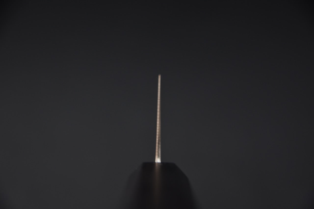 couteau japonais santoku, prise de vue de la pointe montrant l’épaisseur fine de la lame.

