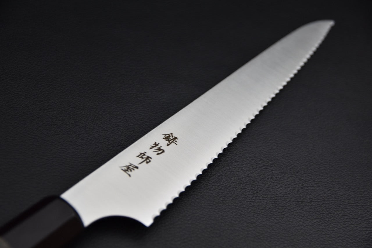 Couteau japonais à pain Hitohira Imojiya TH 240mm, détail des kanji gravés et des dents de la lame — Stay Sharp Montréal.
