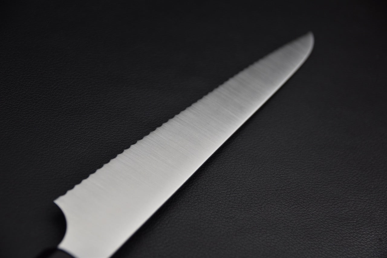 Couteau japonais à pain Hitohira Imojiya TH 240mm, détail du manche octogonal en pakka et ferrule foncée — Stay Sharp Montréal.