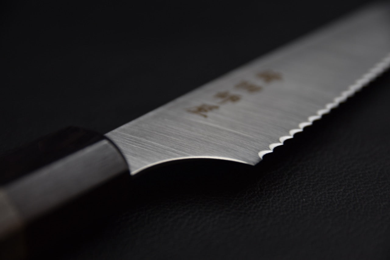 Couteau japonais à pain Hitohira Imojiya TH 240mm, vue de la pointe et de l’épaisseur de lame — Stay Sharp Montréal.