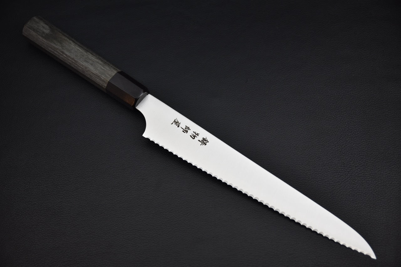 Couteau japonais à pain Hitohira Imojiya TH 240mm, lame crantée en acier inoxydable sur fond noir — Stay Sharp Montréal.