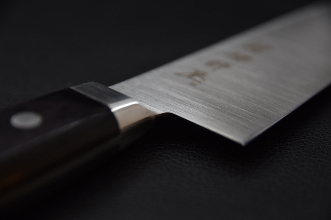 Vue de l’arête du couteau japonais Hitohira Imojiya TH Stainless gyuto depuis l’avant (épaisseur)