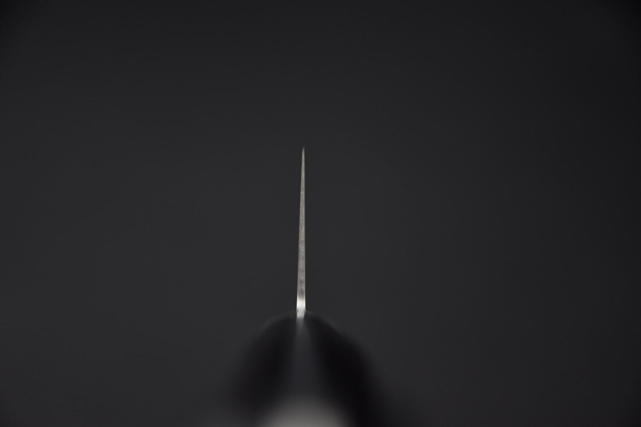 Angle viser la pointe du couteau japonais Hitohira Imojiya TH Stainless gyuto 180mm montrant la finition polie