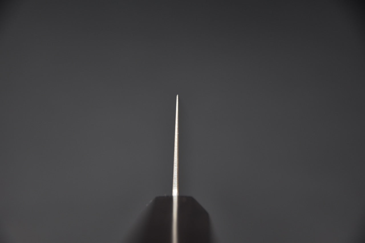 Couteau japonais gyuto 210mm — vue du tranchant et géométrie fine de la lame