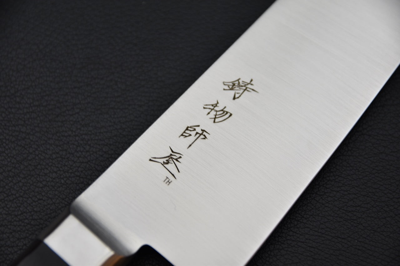 Gravure des kanji sur la lame du couteau japonais Gyuto Hitohira Imojiya TH.