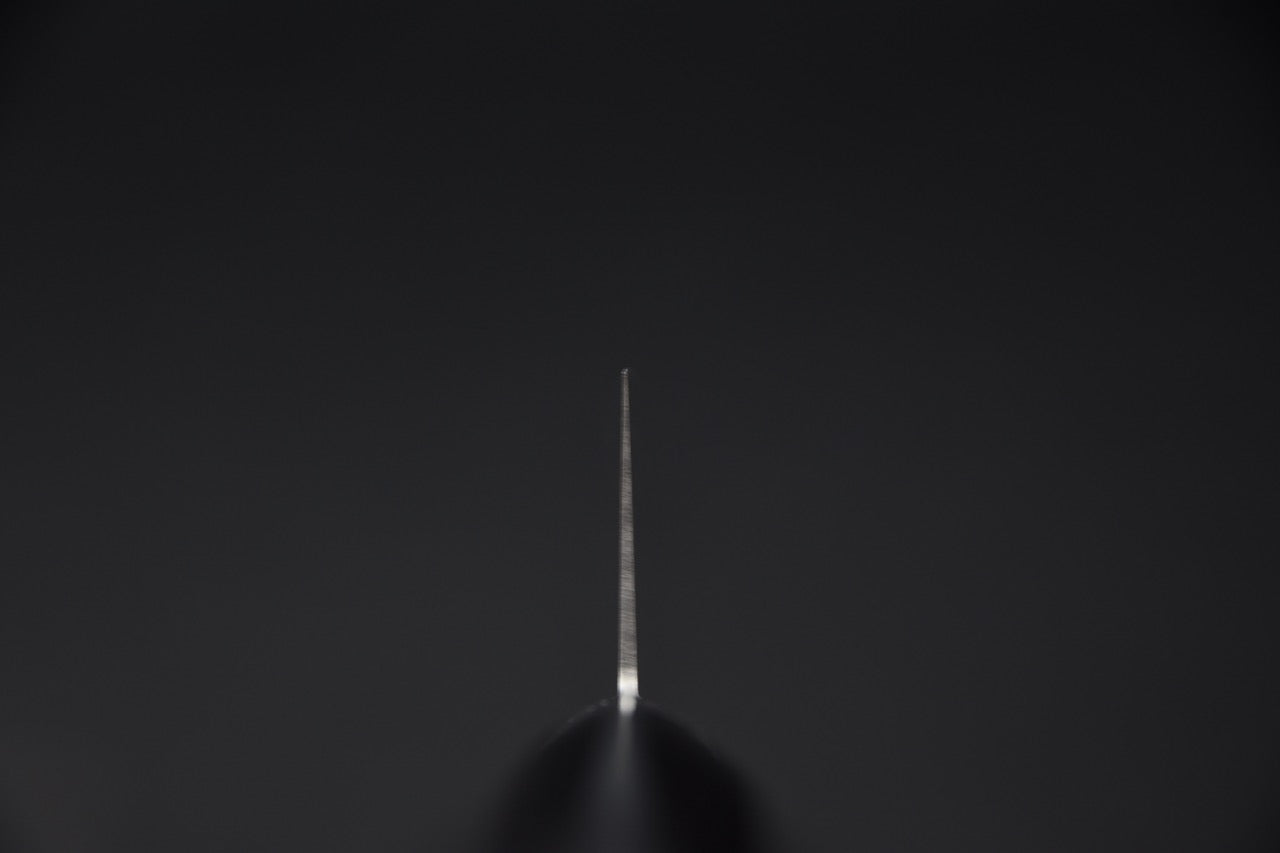 Vue de la lame par-dessus, montrant la finesse du couteau japonais Gyuto Hitohira Imojiya TH.