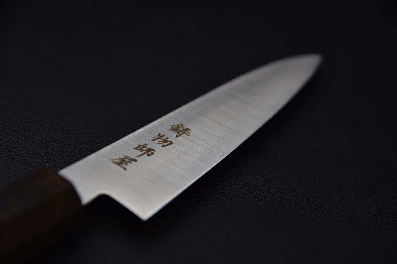 Détail du manche Wa en ébène du couteau Hitohira Imojiya TH Petty 120 mm.