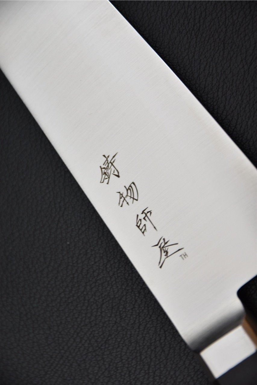 Gravure kanji sur la lame du couteau japonais Hitohira Imojiya TH Stainless Santoku 180mm.