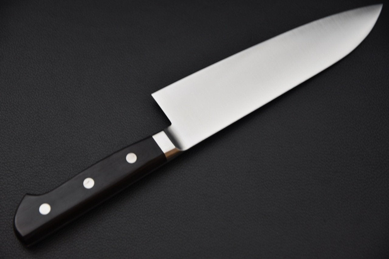 Vue latérale du couteau japonais Hitohira Imojiya TH Stainless Santoku avec manche occidental en bois pakka.