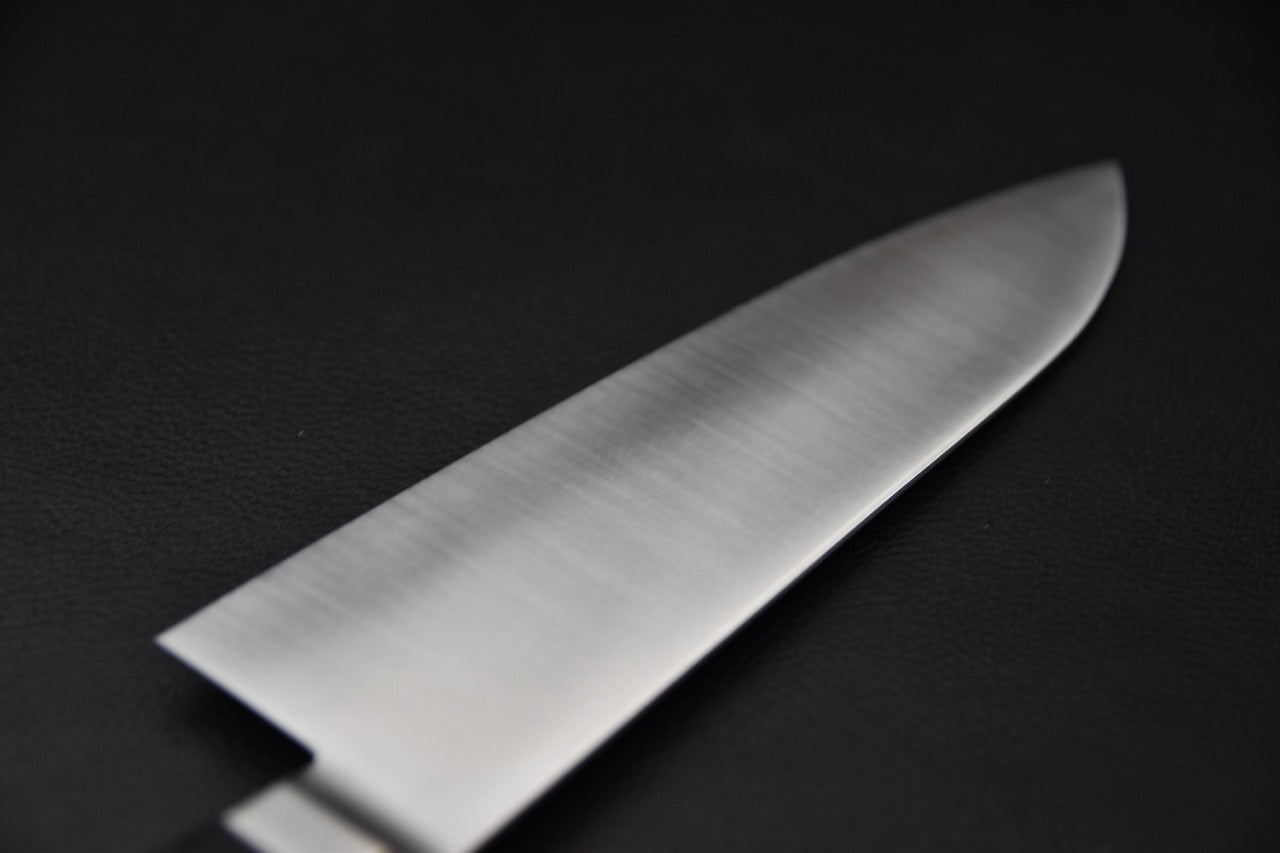 Détail de la pointe de la lame satinée du couteau japonais Santoku Hitohira Imojiya TH Stainless.