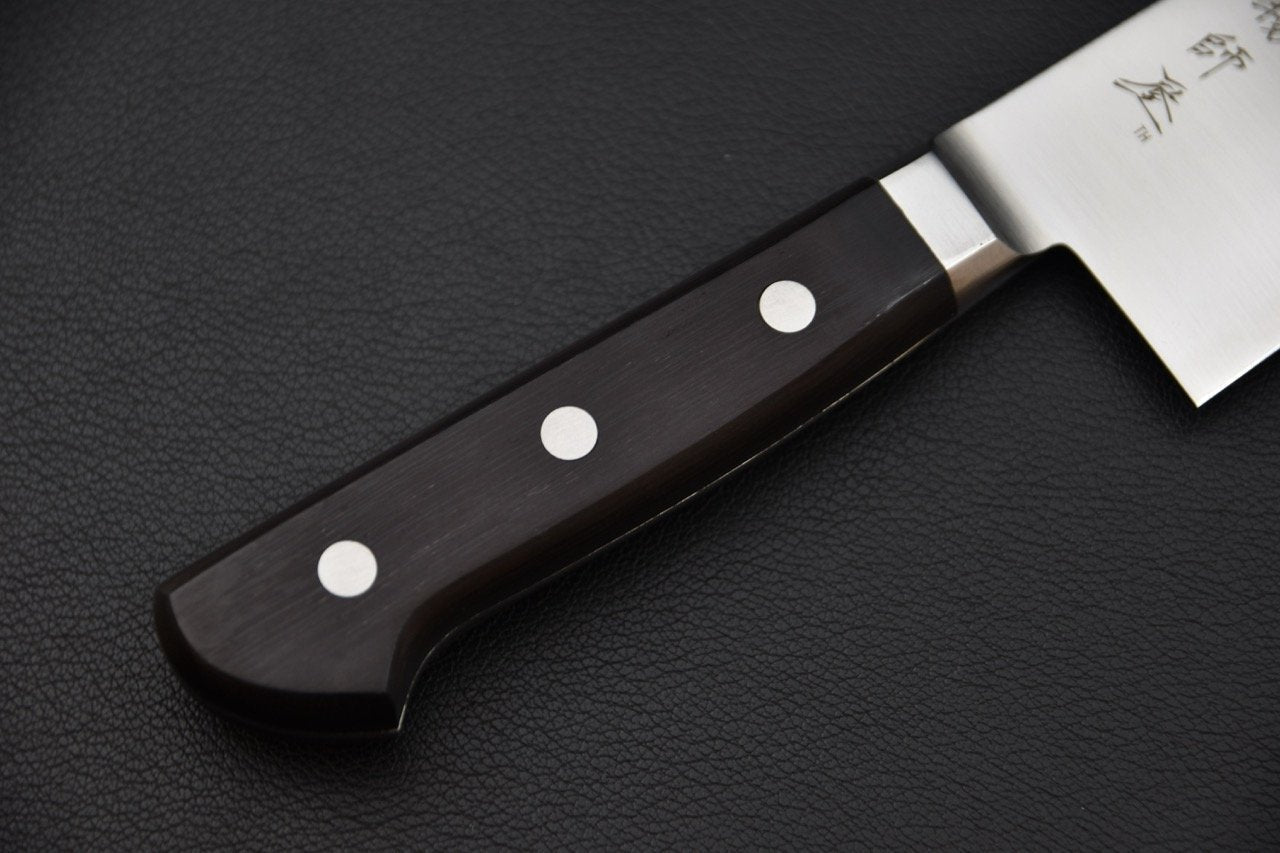 Manche occidental en bois pakka noir du couteau japonais Hitohira Imojiya TH Stainless Santoku, avec rivets visibles.
