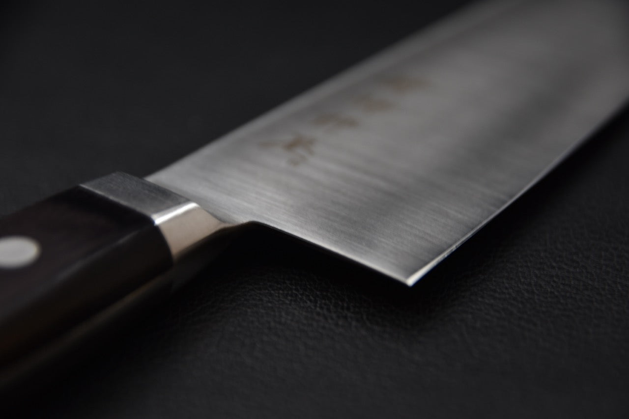 Détail du fil et du polissage de la lame du couteau japonais Hitohira Imojiya TH Stainless Santoku.