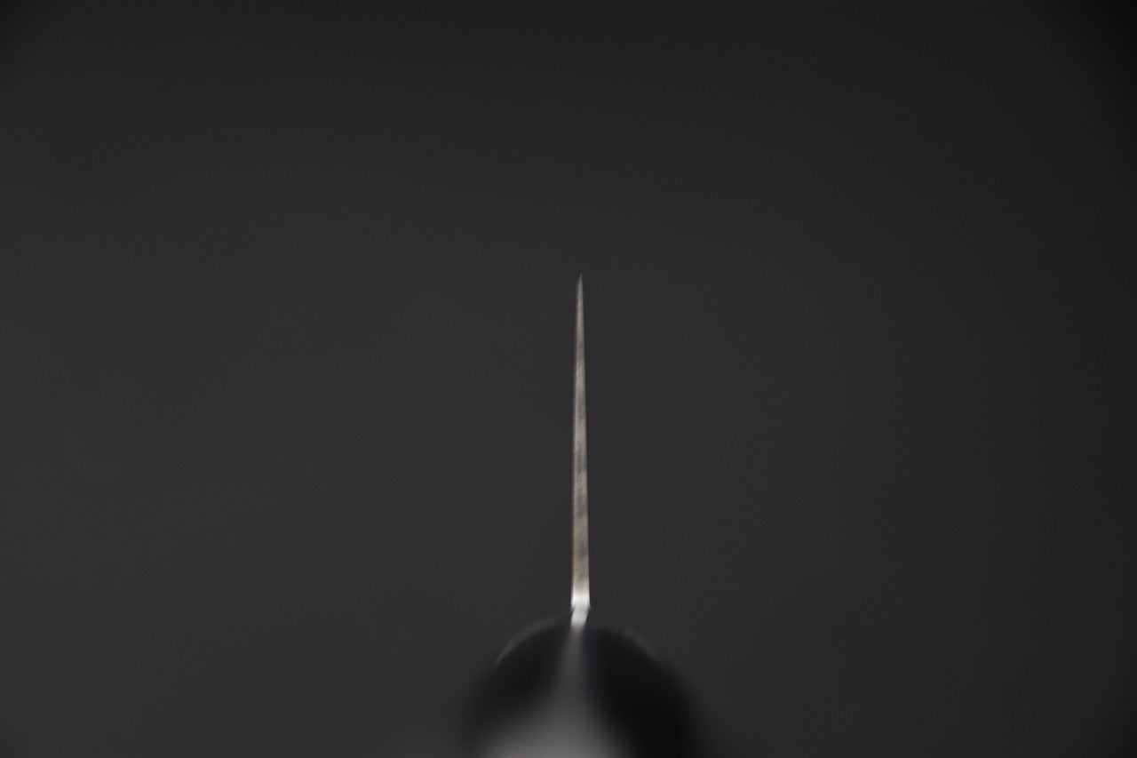 Vue avant de l’épaisseur du dos de lame du couteau japonais Hitohira Imojiya TH Stainless Santoku 180mm.