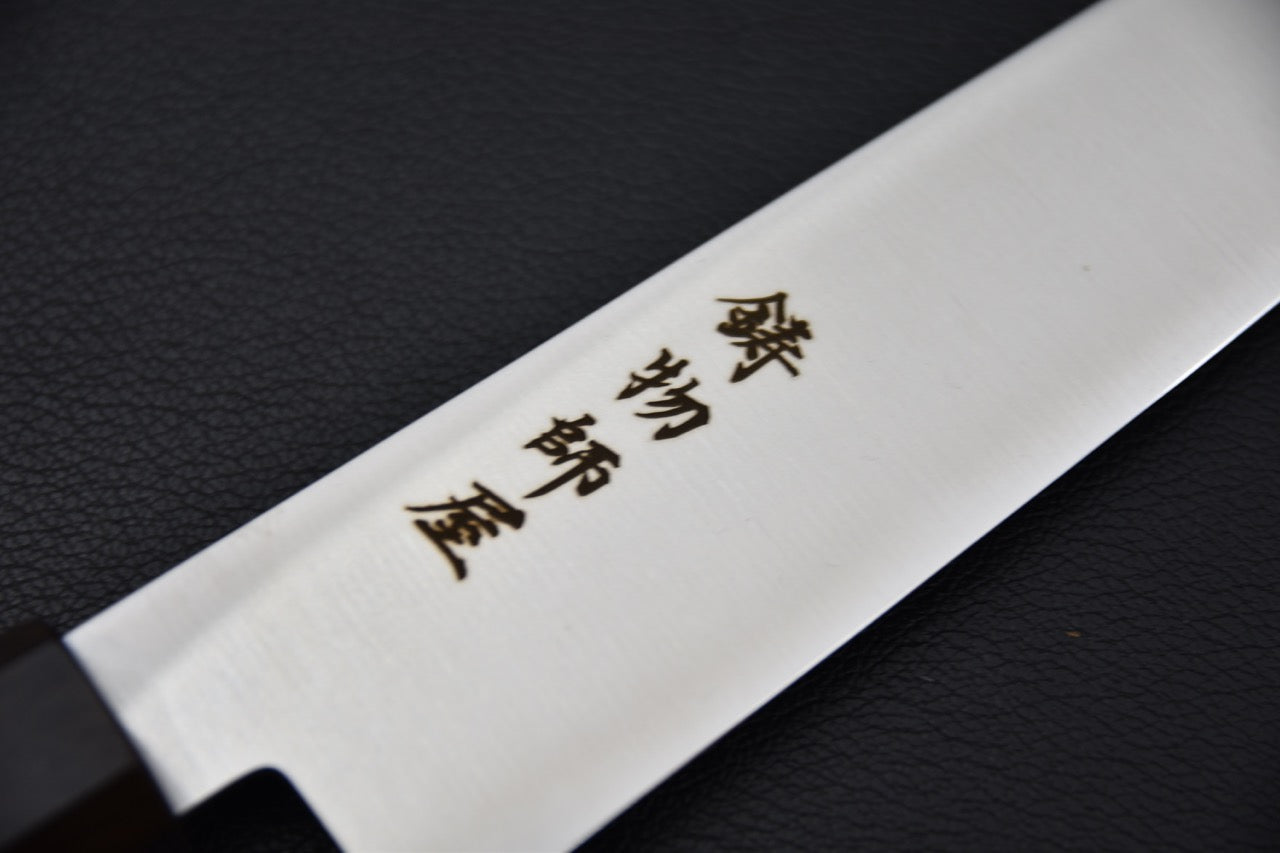 Gros plan sur le tranchant long du Sujihiki japonais Hitohira 240 mm