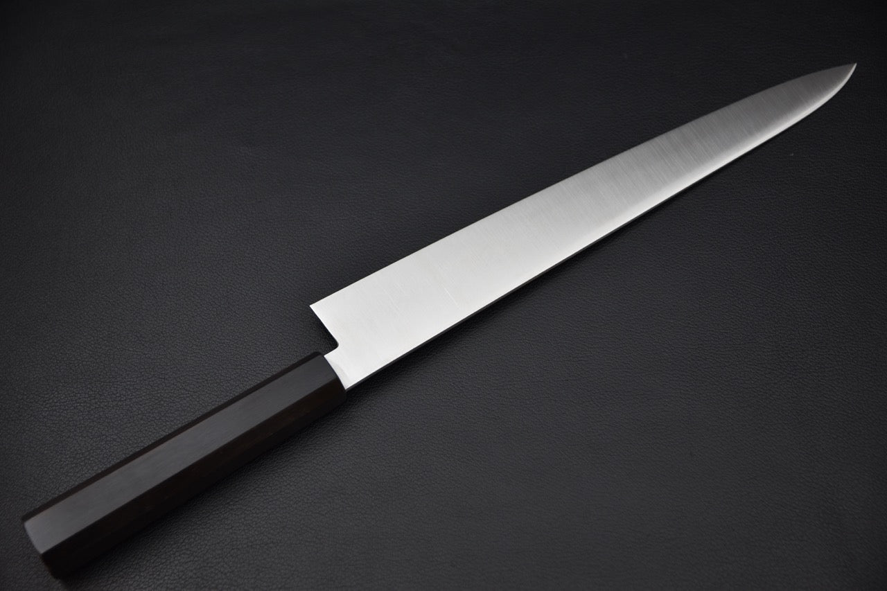 Gros plan sur le tranchant étendu du couteau japonais Sujihiki 270 mm