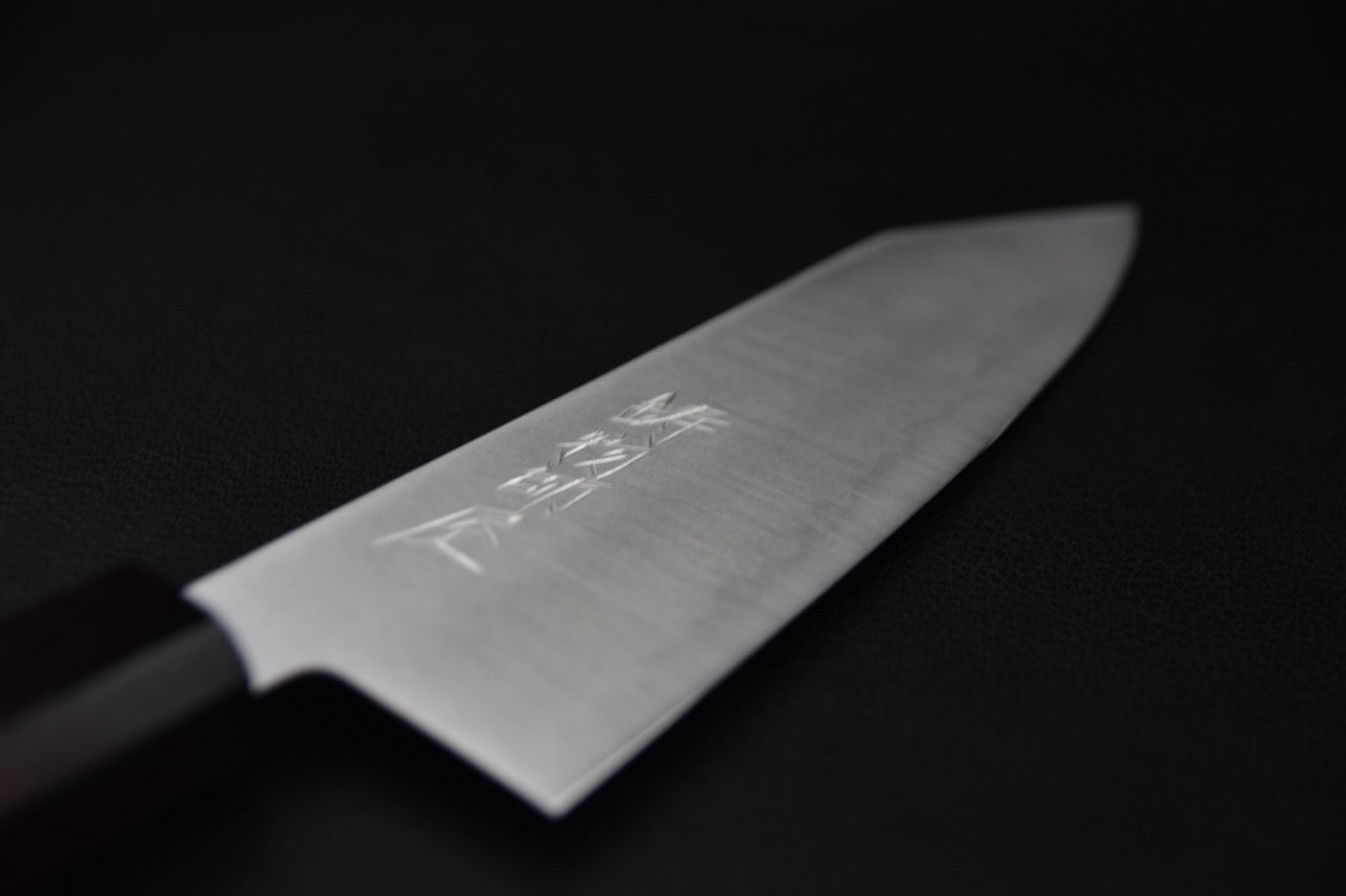 Couteau japonais Hitohira Imojiya TH, vue rapprochée de la lame satinée, de la gravure et de la pointe k-tip.