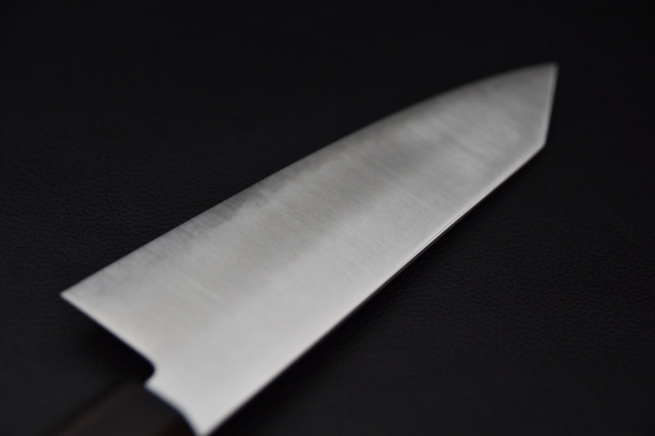 Couteau japonais bunka Hitohira Imojiya TH, gros plan sur le profil de lame, le fil et la pointe angulaire.
