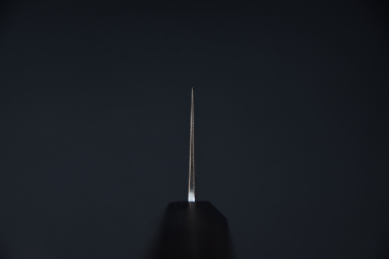 Couteau japonais Hitohira Imojiya TH bunka, vue dans l’axe du dos montrant la faible épaisseur de la lame.