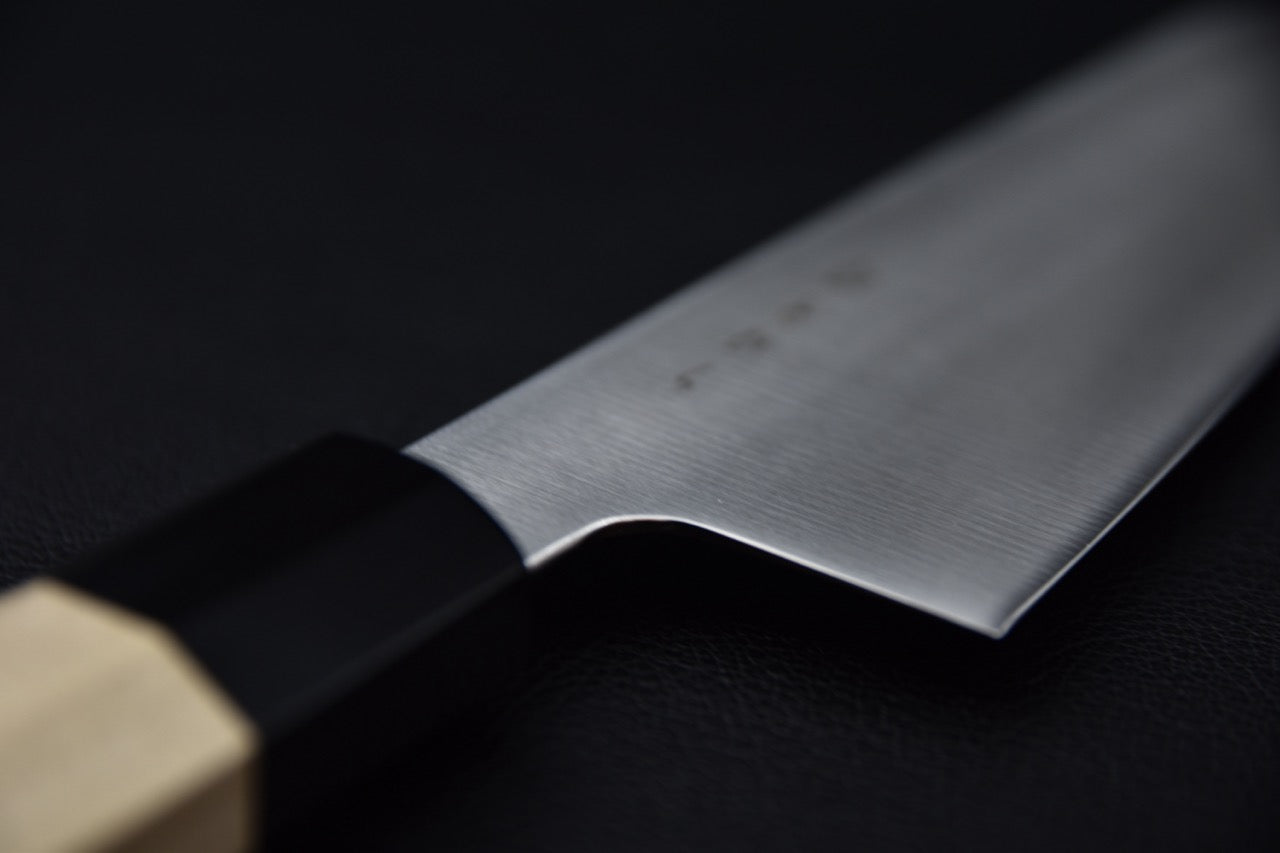 Vue de face du fil et de la pointe du couteau japonais bunka 180mm Hitohira