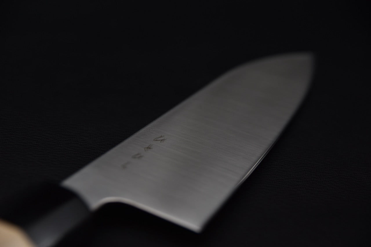 Lame inox satinée du couteau japonais Santoku Hitohira 180mm