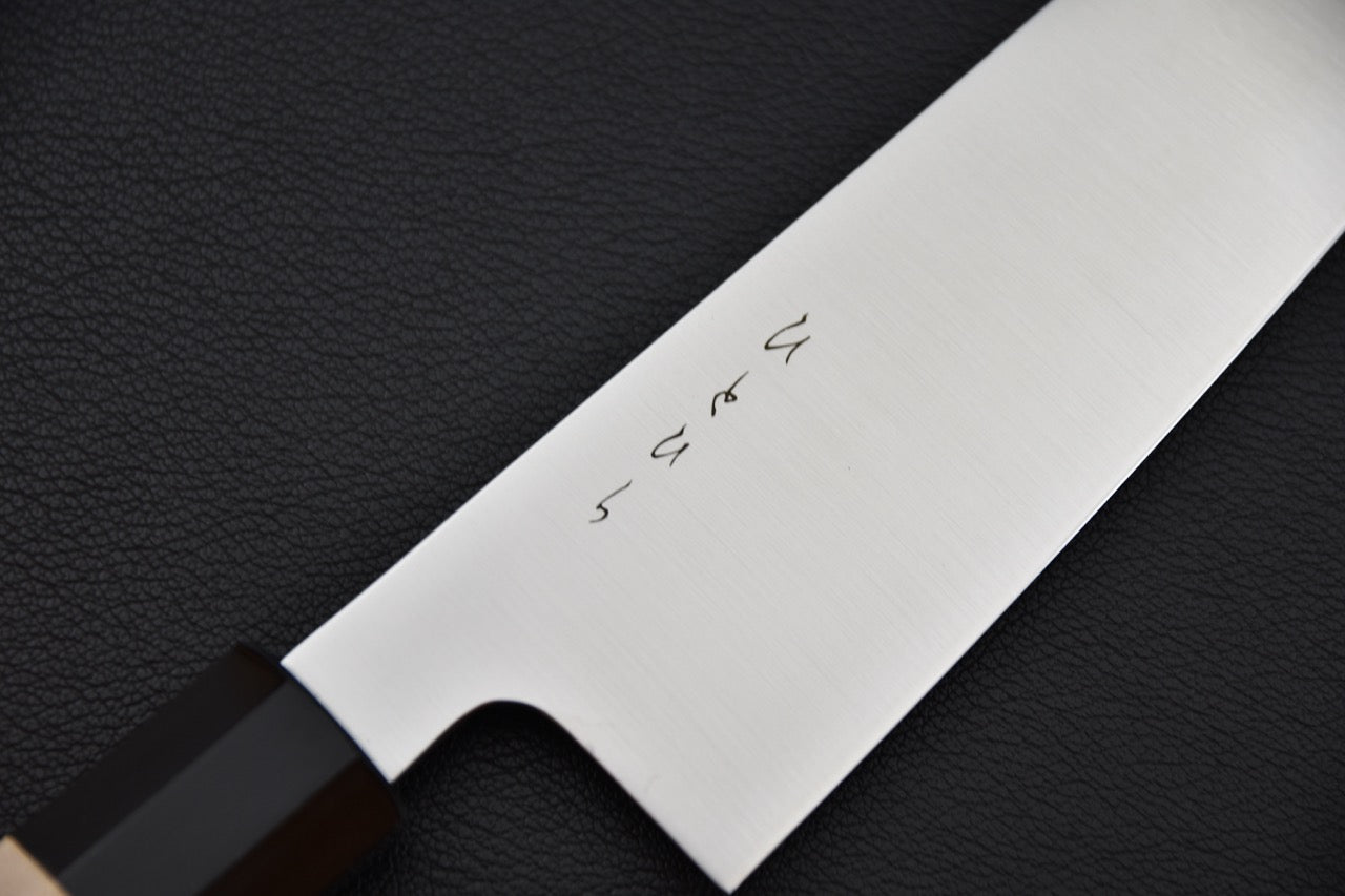 Détail du marquage sur la lame du couteau japonais Hitohira Santoku