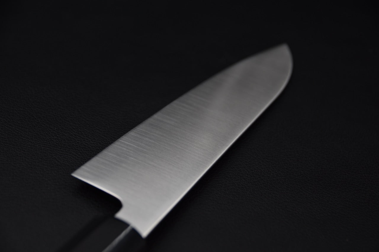 Manche en bois de ho avec virole noire du couteau japonais Santoku