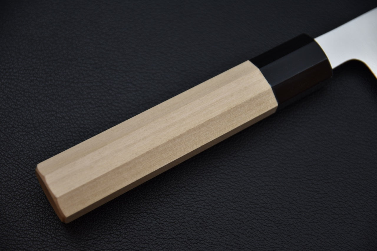 Vue rapprochée du tranchant du couteau japonais Hitohira Santoku 180mm