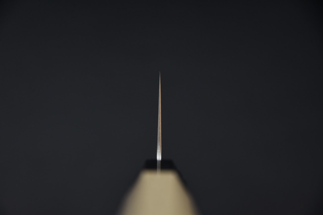 Vue de dos montrant la finesse de la lame du couteau japonais Santoku Hitohira