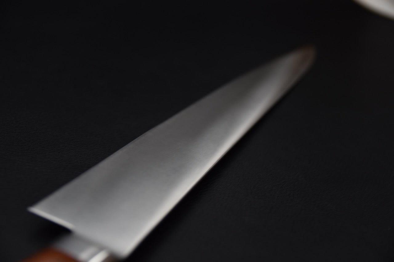 couteau japonais sujihiki affûté, lame effilée, manche acajou imitation ergonomique