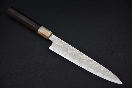 Couteau japonais gyuhiki 210 mm en VG-10 damassé avec manche wa en ébène, vue complète sur fond noir.