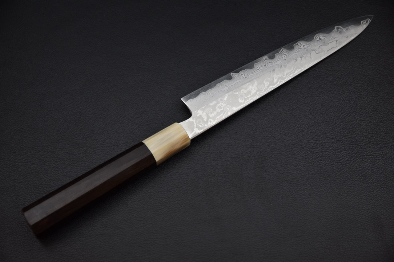 Couteau japonais gyuhiki 210 mm avec manche en ébène et virole claire, vue complète de trois quarts.