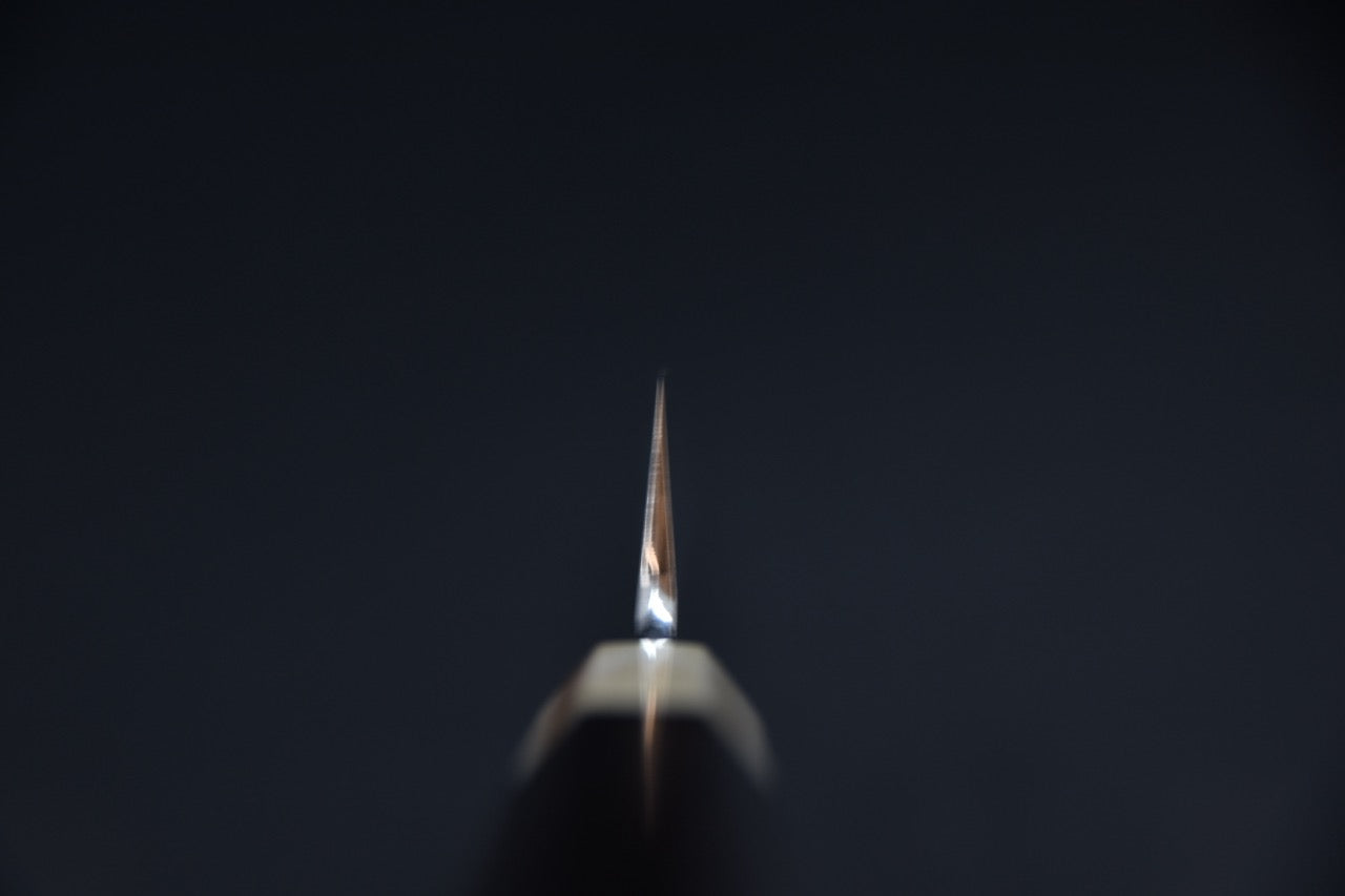 Couteau japonais gyuhiki 210 mm, vue de face sur la finesse de la lame et de la pointe.