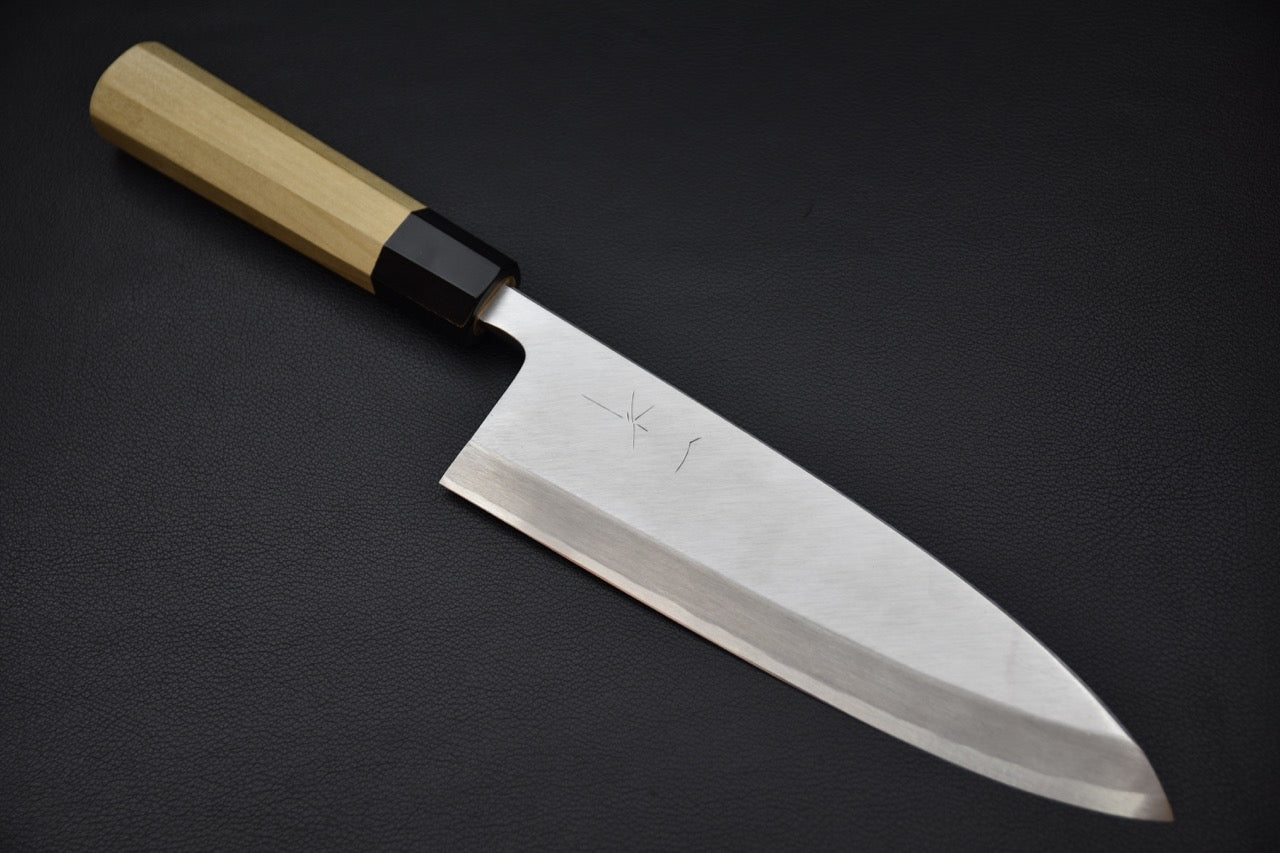 Couteau japonais Deba 210mm Hitohira Kikuchiyo Manzo, lame brillante et manche en bois clair sur fond noir.