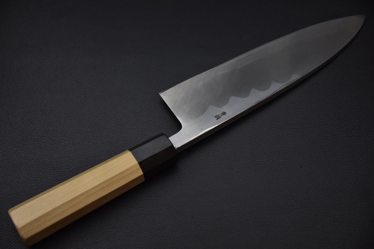 Vue complète de l’autre côté de la lame, montrant la ligne de trempe hamon subtile.