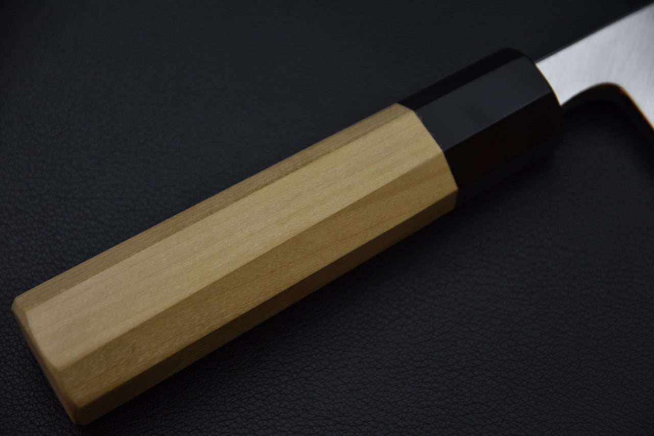 Détail du manche en bois de Ho et col en corne noire, octogonal traditionnel.