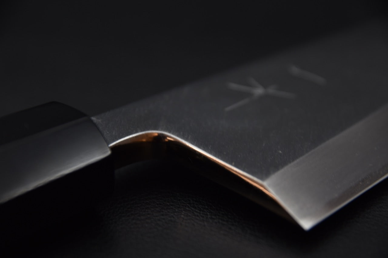 Zoom sur la transition entre la mitre et la lame, montrant la précision de la forge.