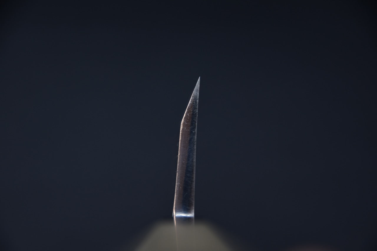 Zoom sur la transition entre la mitre et la lame, montrant la précision de la forge.