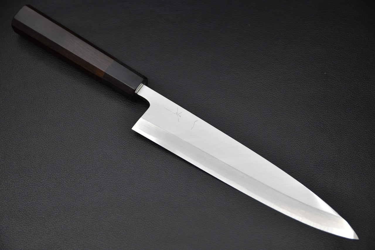 Couteau japonais Mioroshi Deba 210mm en Aogami #2 avec manche en ébène – vue complète sur fond noir