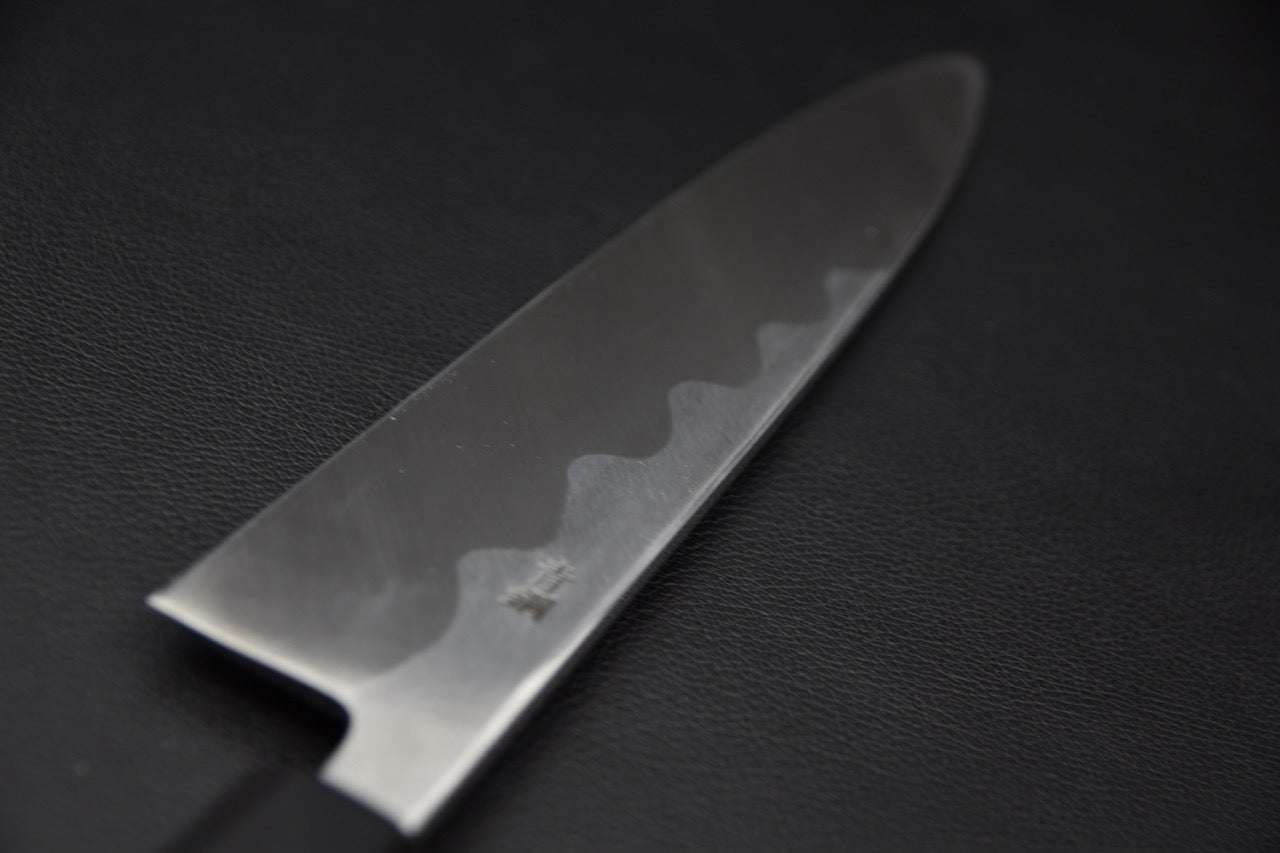 Vue latérale de la lame du couteau japonais Mioroshi Deba 210mm – géométrie asymétrique