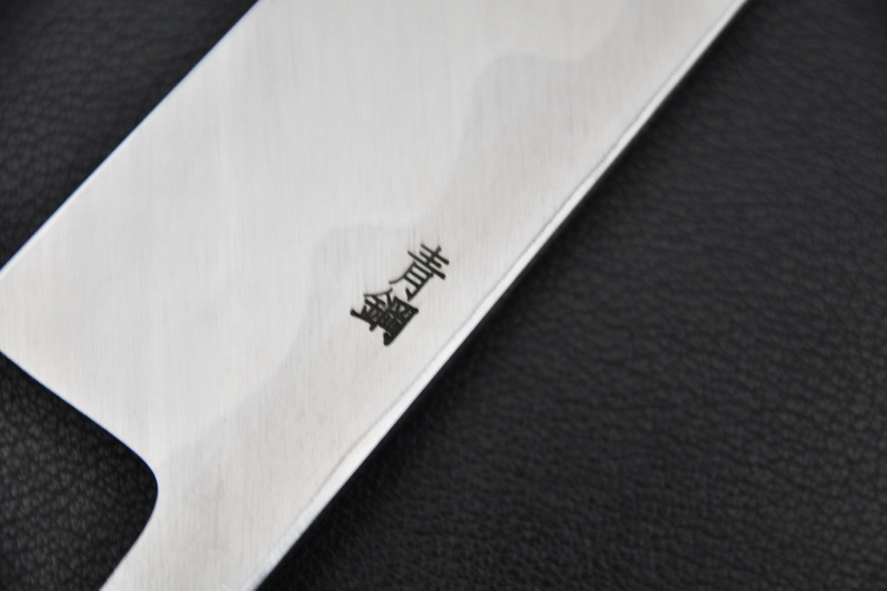 Détail du kanji gravé sur la lame du couteau japonais Hitohira Kikuchiyo Manzo