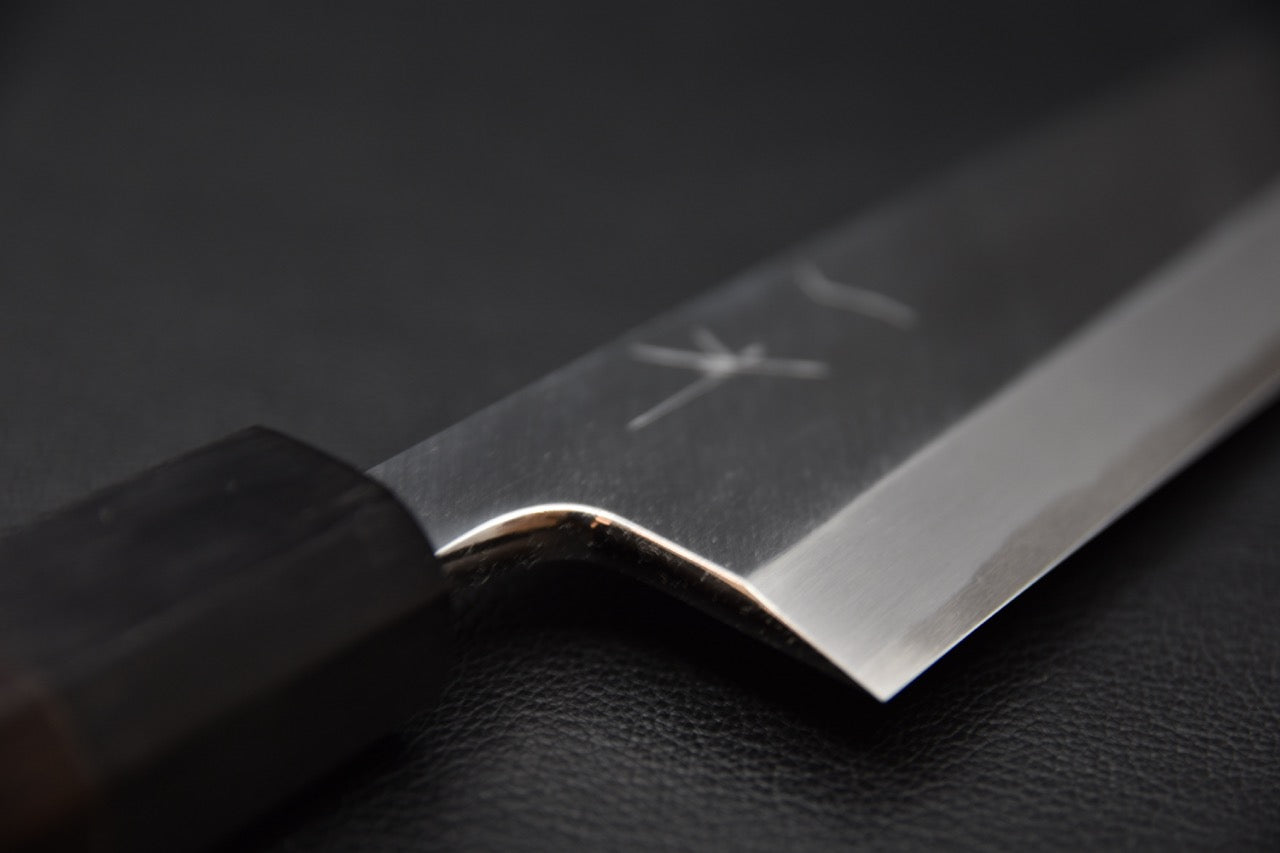 Vue du tranchant et de l’épaisseur au dos du couteau japonais Mioroshi Deba 210mm
