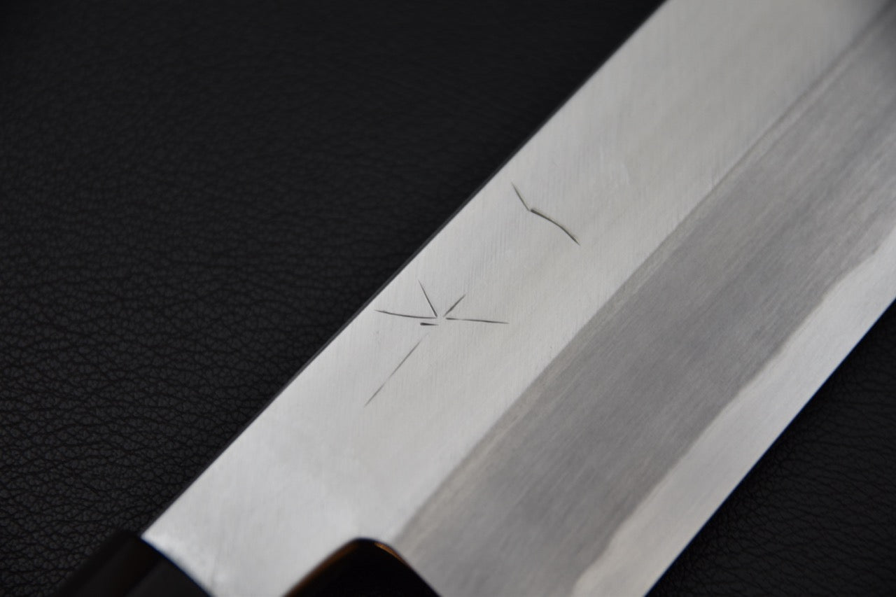 Détail de la lame du couteau japonais usuba Hitohira Kikuchiyo Manzo en acier carbone Shirogami #3 — Stay Sharp Montréal.