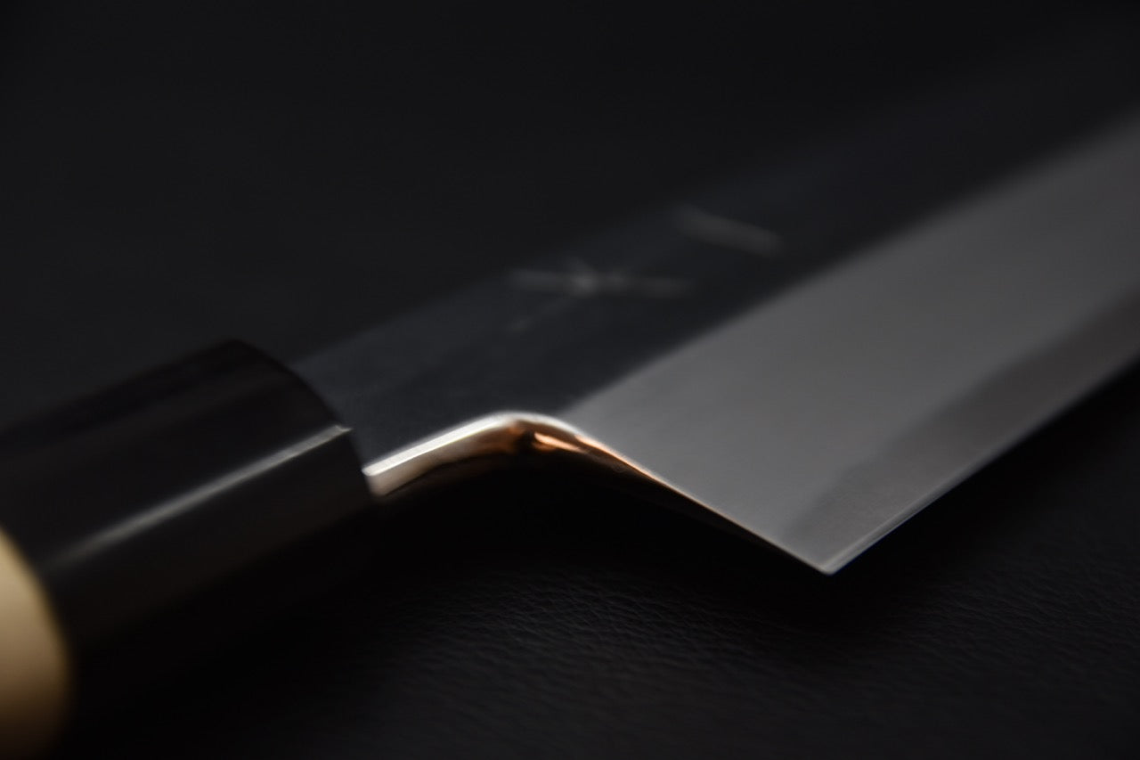 Détail du talon et de la jonction lame-manche du couteau japonais usuba Hitohira — Stay Sharp Montréal.