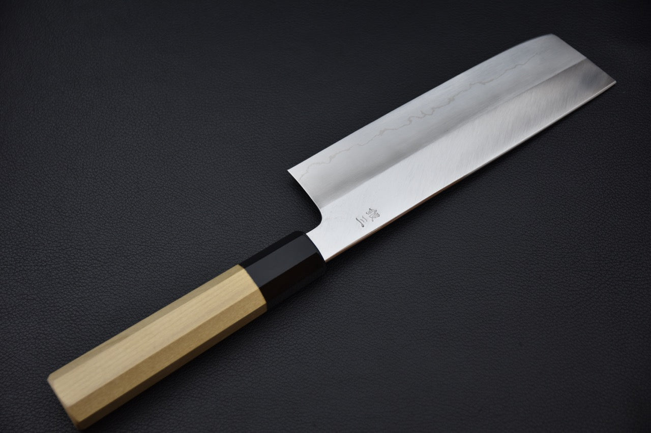 couteau japonais nakiri lame argentée, design minimaliste, équilibre lame-manche précis