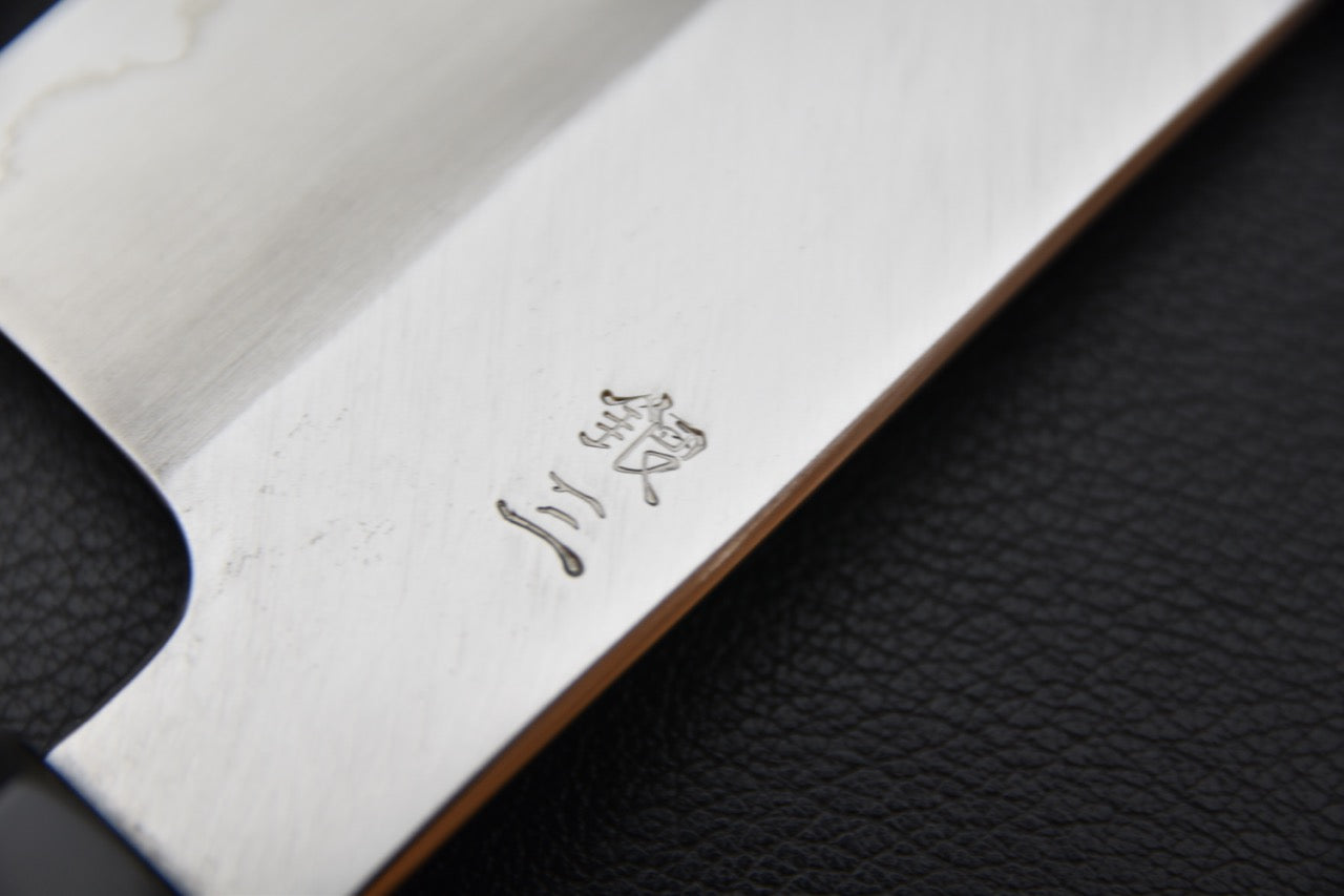 couteau japonais nakiri profil angulaire, gestion aisée des légumes, élégance sobre